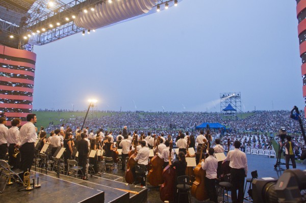 daniel-barenboim-and-the-west-eastern-divan-orchestra-peace-concert-joint-security-area-between-north-and-south-korea-august-11-2011-1