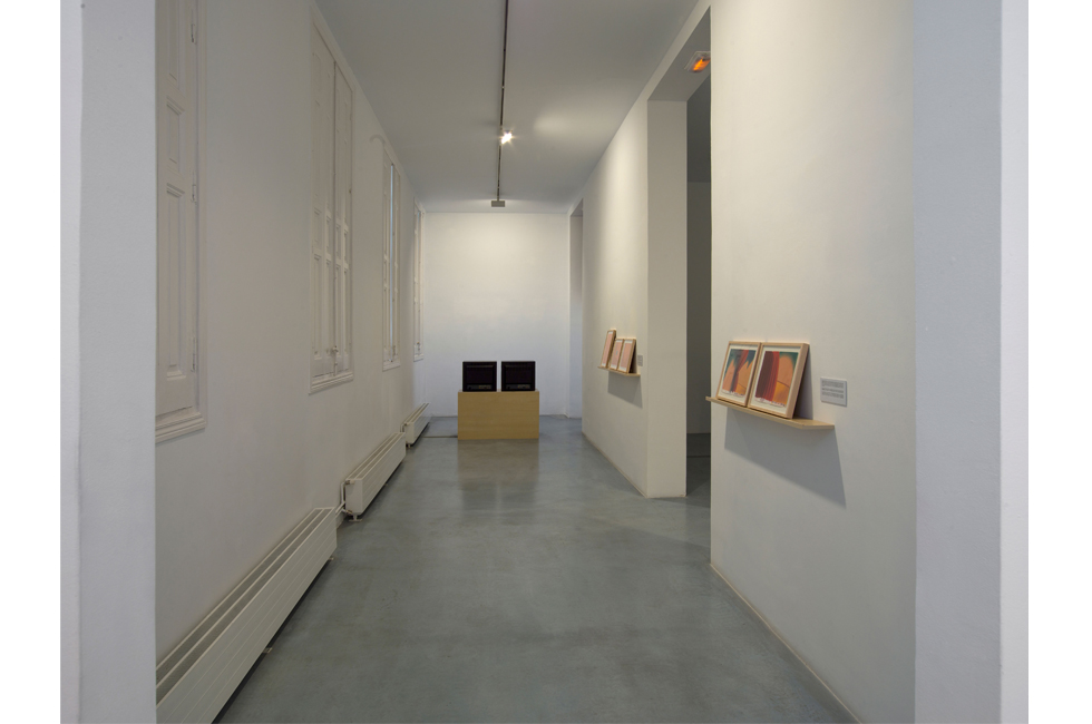 Vista de la exposición de Mario García Torres en Galería Elba Benítez, 2014