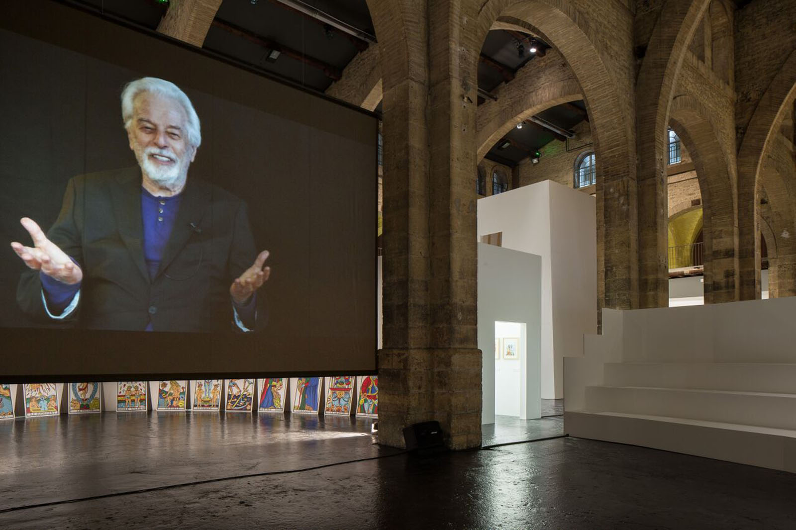 Vista de la exposición de Alejandro Jodorowsky en el CAPC, Burdeos, 2015. Foto: Arthur Péquin